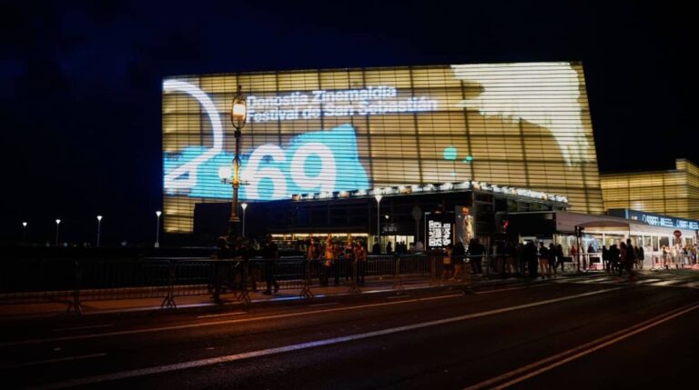 Ane Muruaren Zinemaldiko esperientzia ezagutu dugu gaurkoan Donostiako Kursaal aretoa kanpotik Zinemaldiaren 69.edizioan 20210918 1
