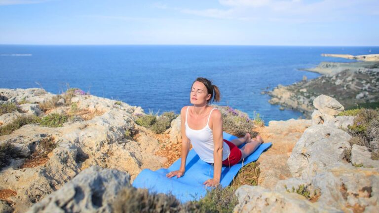 Maitane Ormazabal coach-ak bakarlekuen inguruan hitz egin nahi izan digu Emakume bat yoga egiten itsasertzean 1