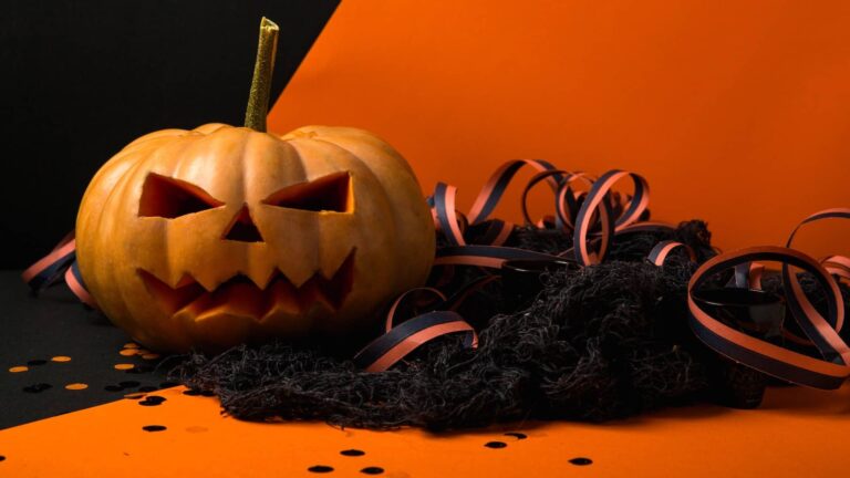 Ataungo liburutegia Arimen Gauerako prestatzen: Gau Beltza heldu da! Halloween ospakizuneko apaingarriak 20221028