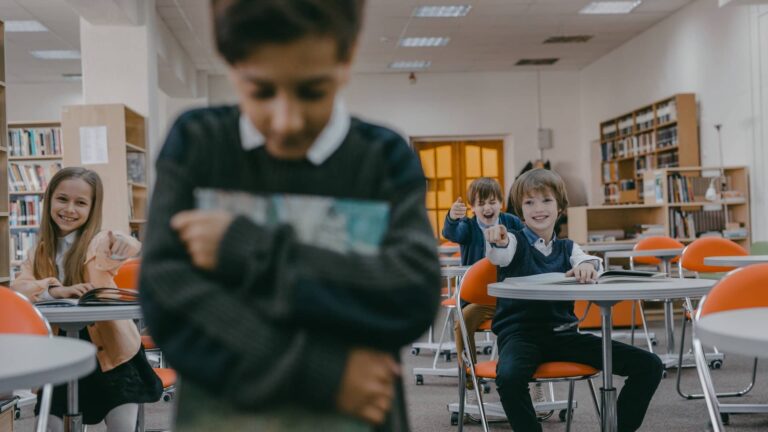 Nafarroako ikasleen erdiek baino gehiagok jazarpena pairatu dutela azaldu dute hezkuntzan egindako ikerketa aitzindari batean Haur bat eskola jazarpen egoeraren aurrean 20221102