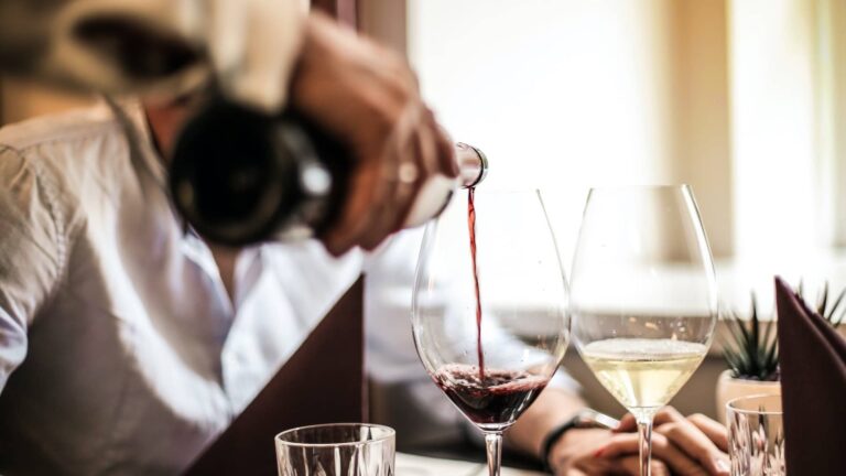 Jatetxe bateko jangelan bi ardo baso eta botila 20221117