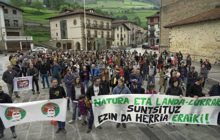 AHTaren aurkako elkarretaratzea Ataungo San Martin auzoko plazan (@GotzonAr) 20230524