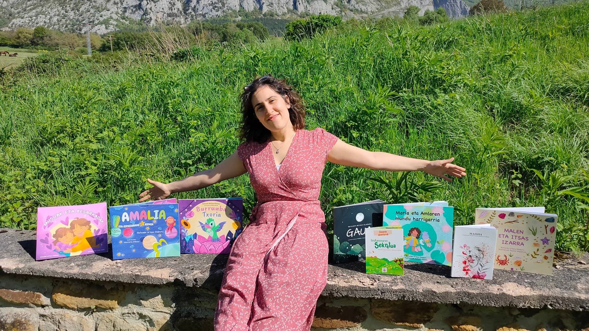 Betzaida Urtaza bere hainbat liburuekin 20220521