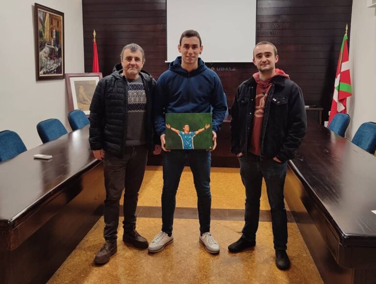 Iraitz Zubizarreta pilotariari harrera egin dio Ataungo Udalak Martin Aramendi, Iraitz Zubizarreta eta Egoitz Goikoetxea 20240105