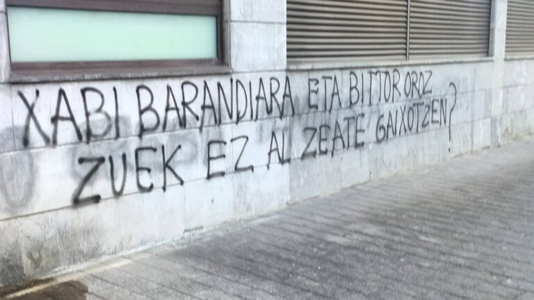 Pintada San Martin auzoko batzokiaren fatxadan 20240101