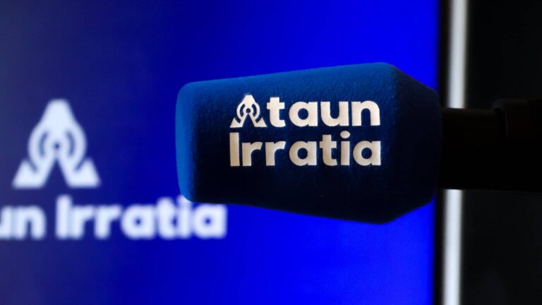 Ataun Irratiaren mikrofonoa estudioko kontrol gunea 1 20240317