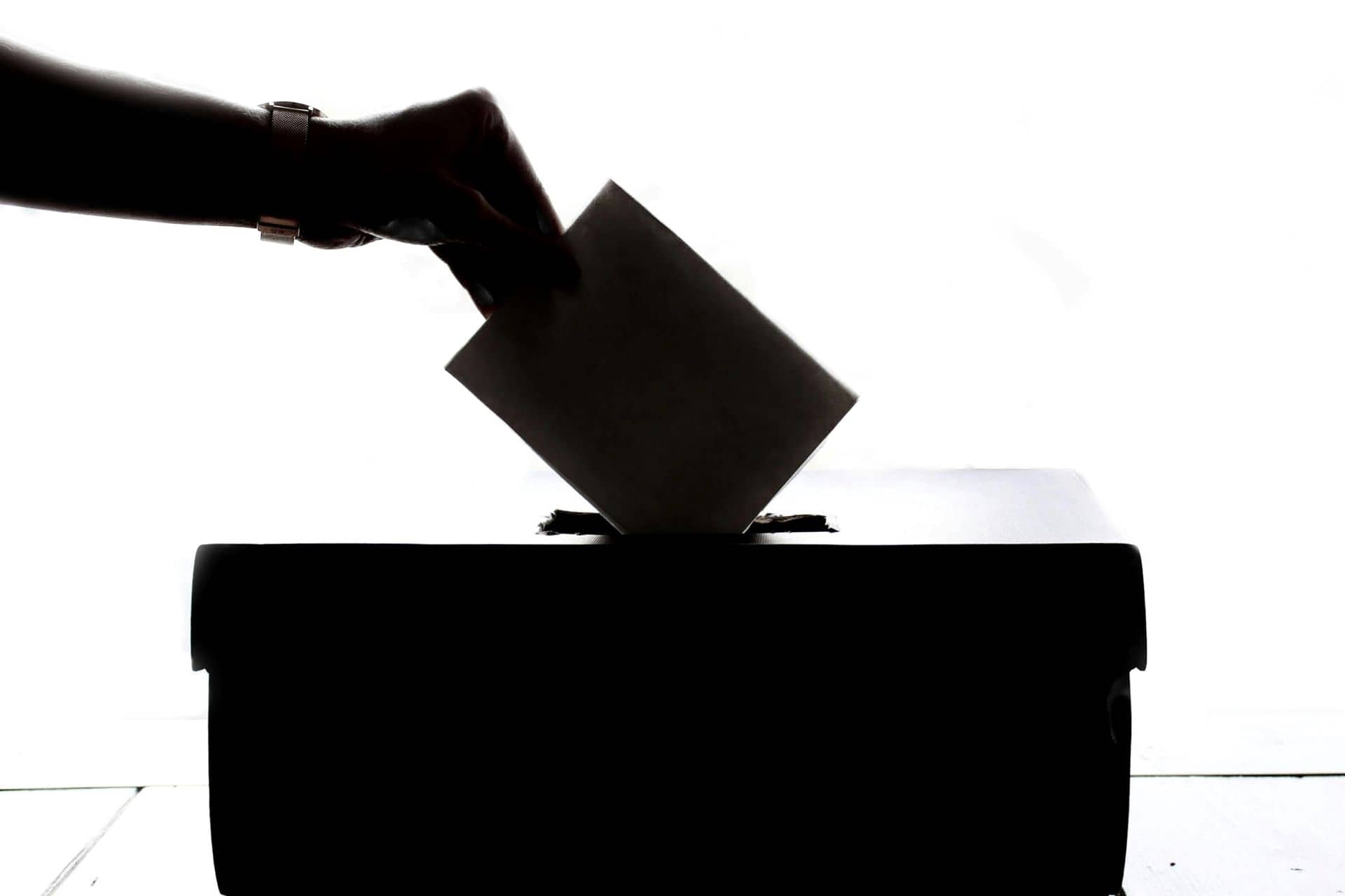 Gutun-azala boto kutxan sartzen 20240415