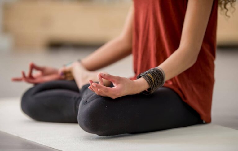 Emakume bat meditazioan 20240913