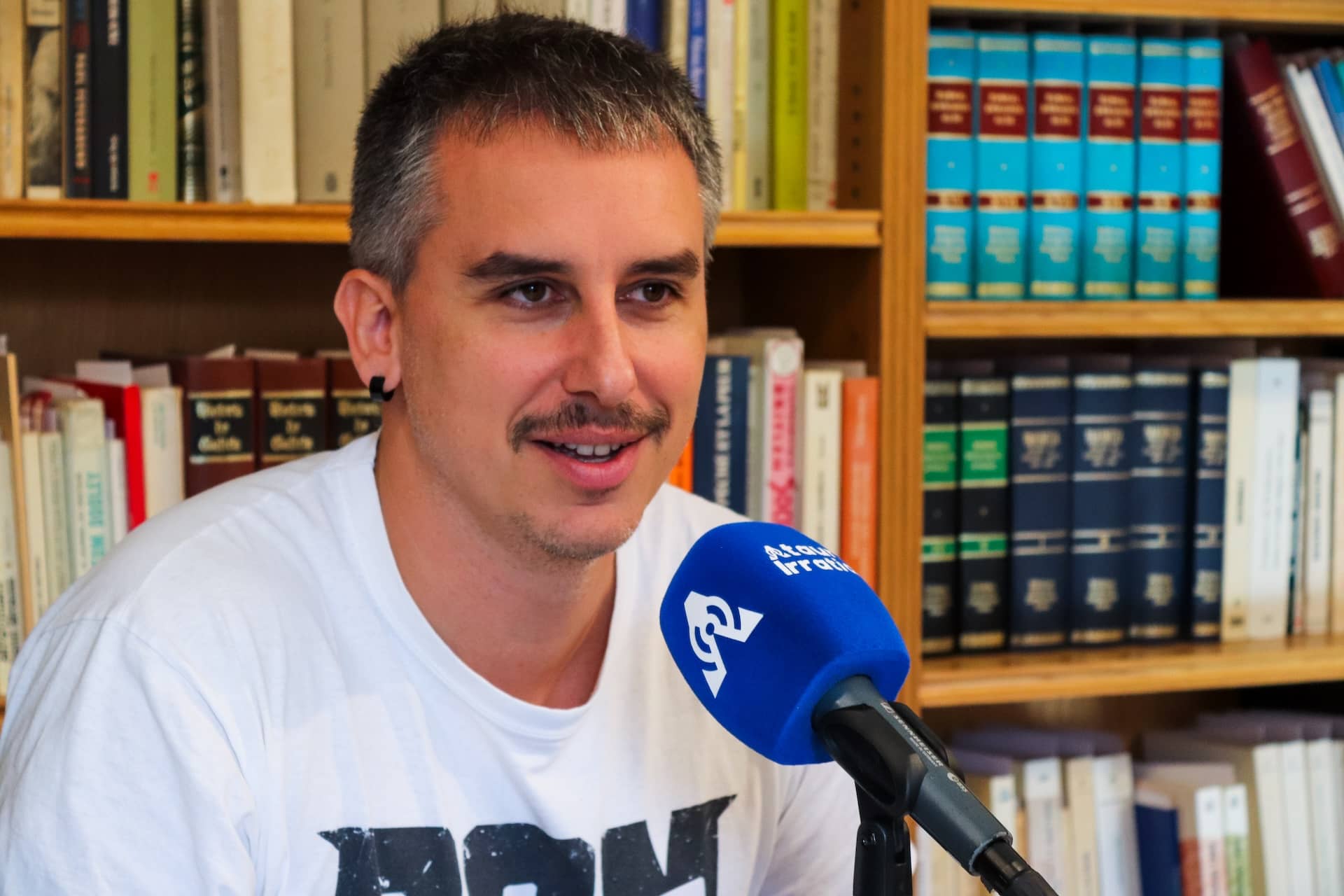 Bermeoko Itsuki irratiko kidea Ataun Irratiaren estudioan 20241019