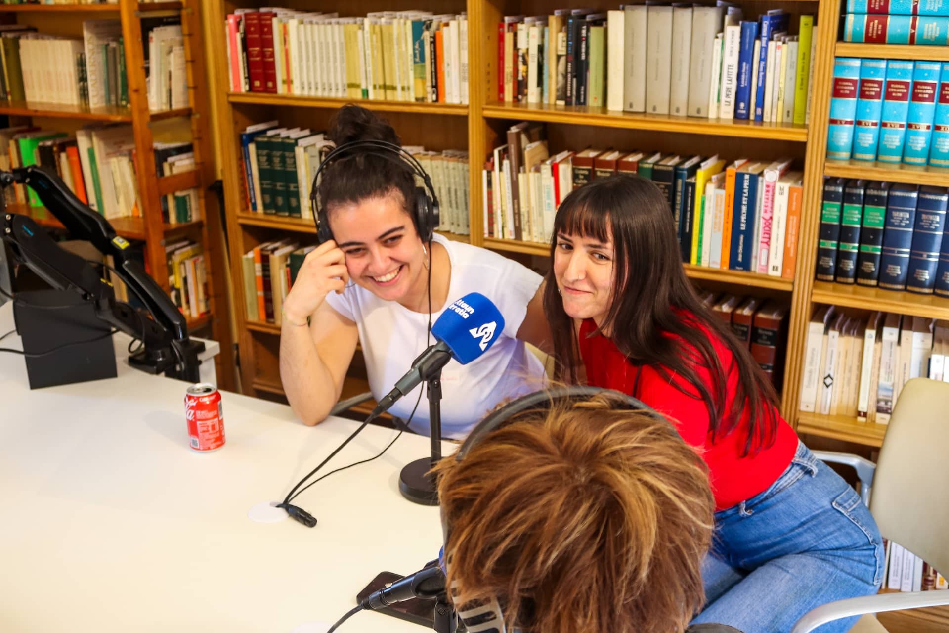Gasteizeko Hala Bedi irratiko kideak eta Hendaiako Antxeta irratiko Aitziber Zapirain Ataun Irratiaren estudioan 20241019