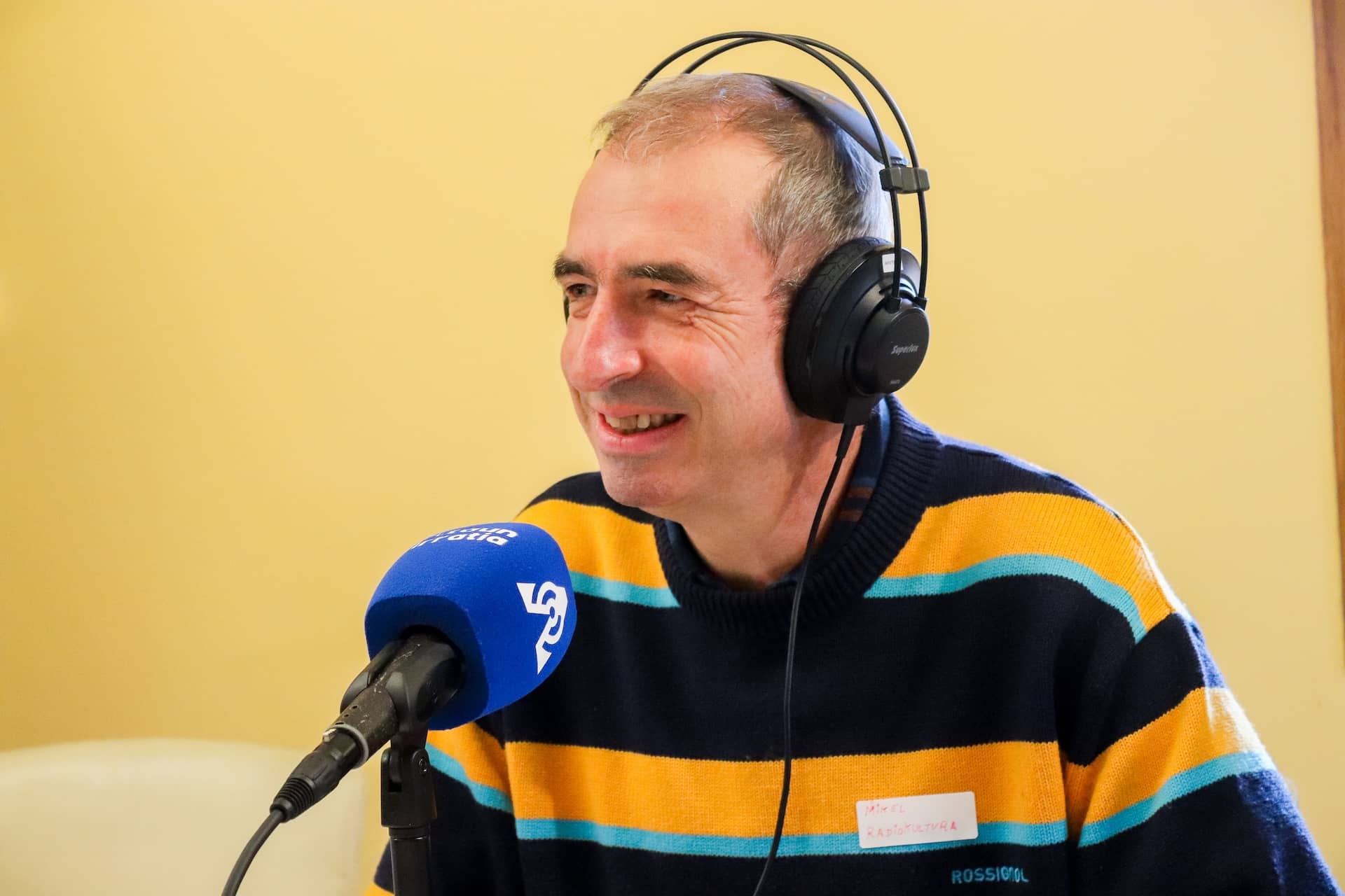 Hazparneko Radio Kultura Irratiko Mikel Etxbarria Ataun Irratiaren estudioan 20241019