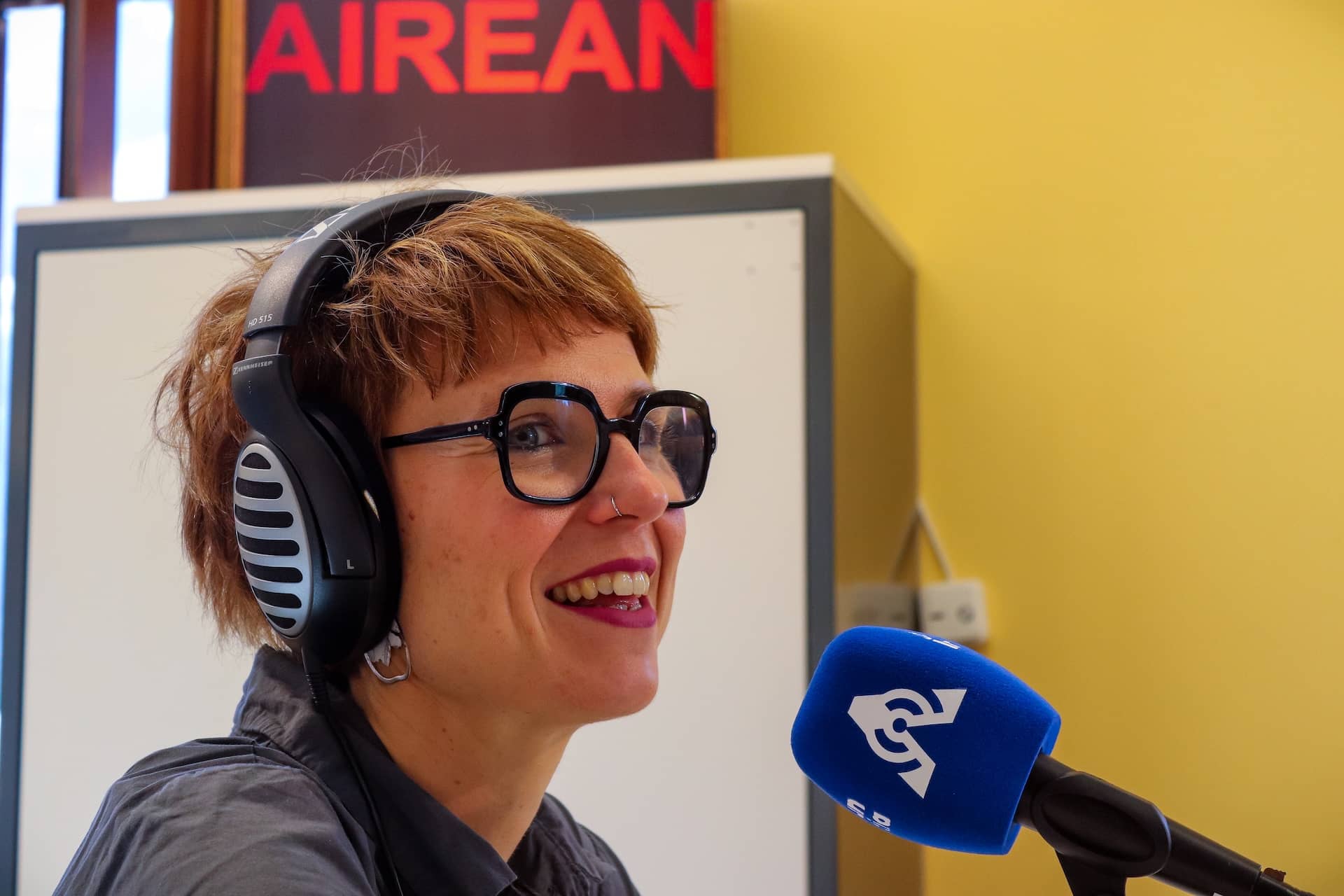 Hendaiako Antxeta Irratiko Aitziber Zapirain Ataun Irratiaren estudioan 20241019