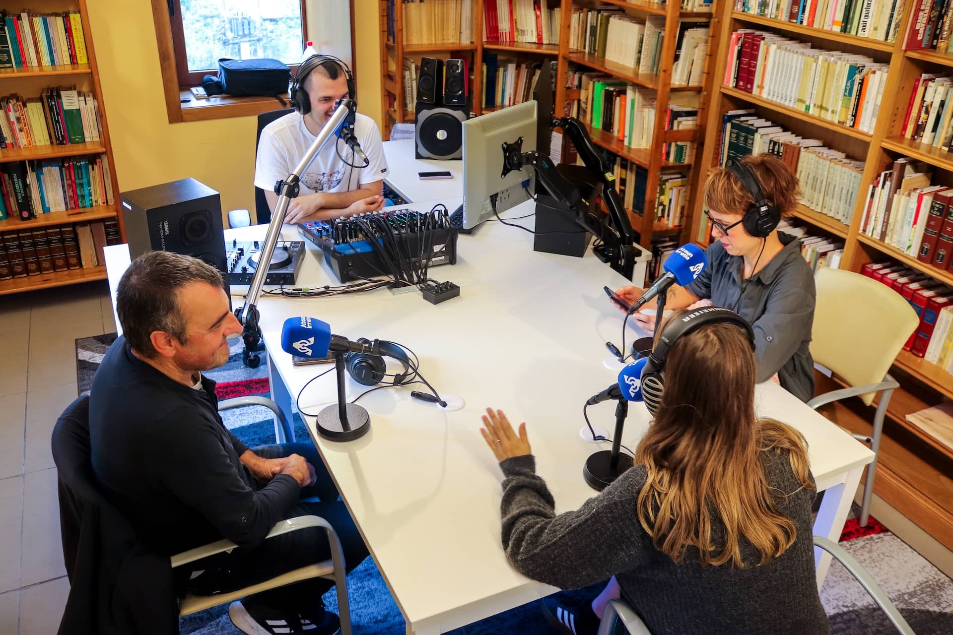 Ioar Aizpurua, Aitziber Zapirain, Ekhiñe Zapiain eta Martin Aramendi Ataun Irratiaren estudioan 20241019