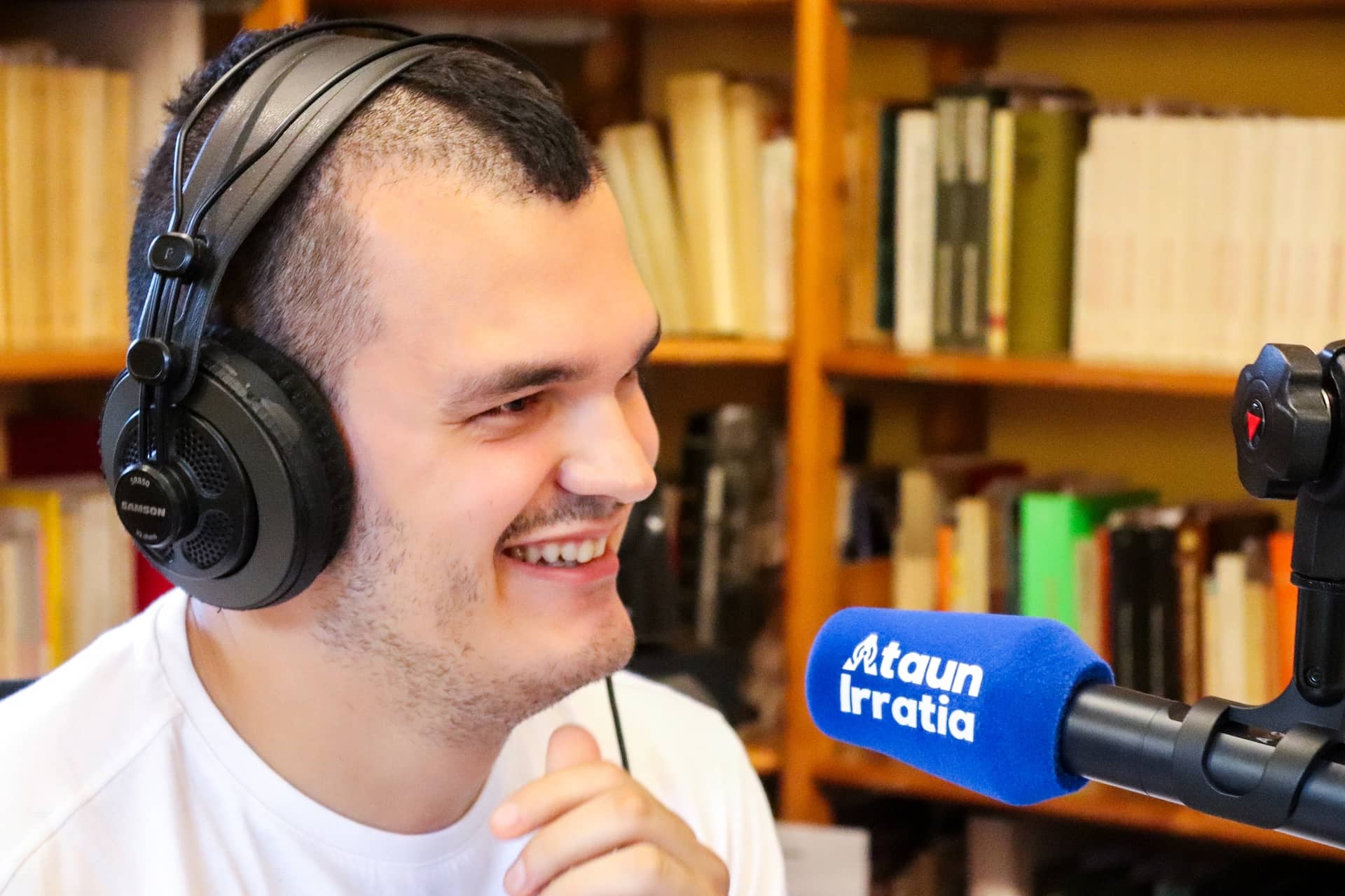 Ioar Aizpurua Ataun Irratiaren estudioan 1 20241019
