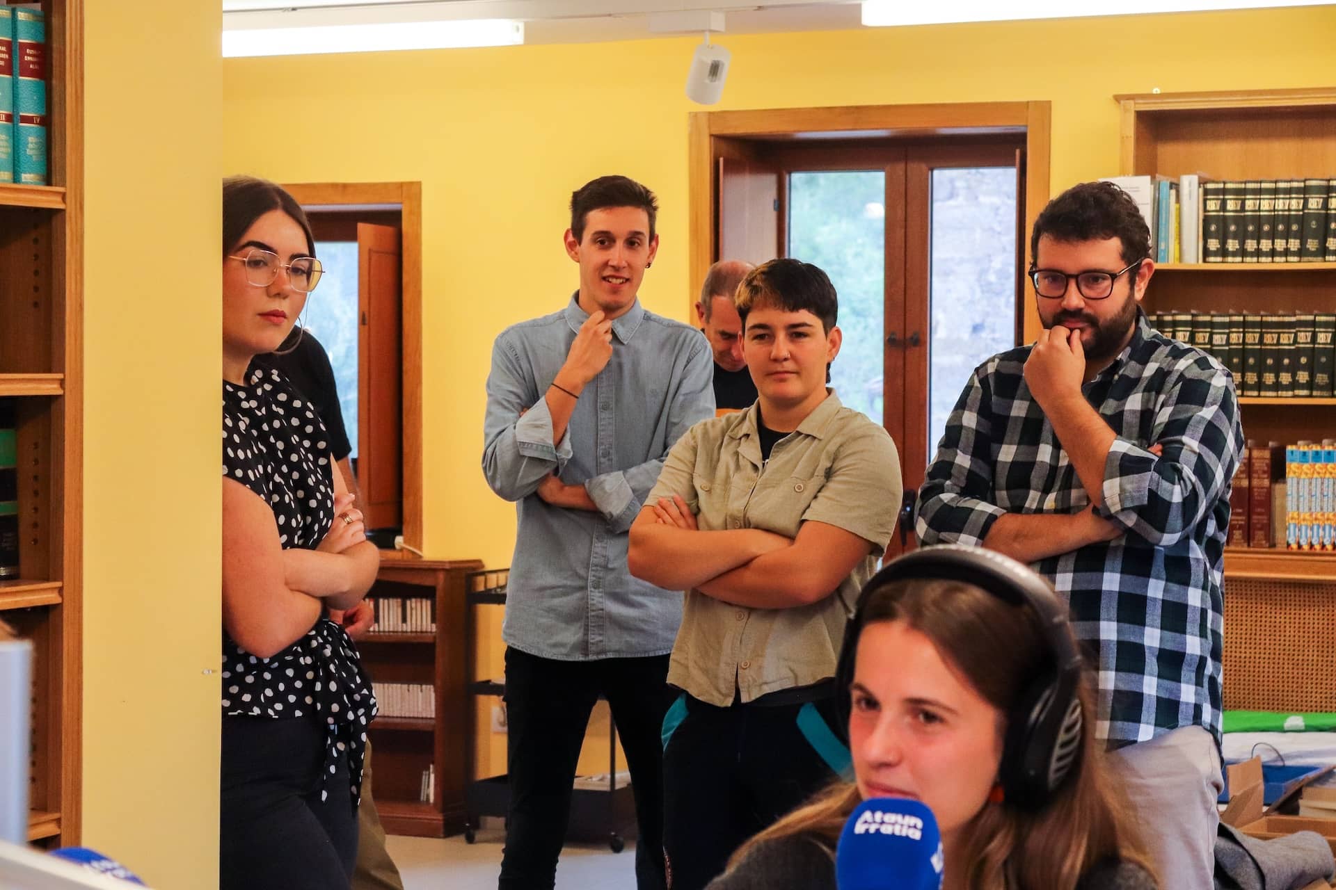 Leire Perlines, Mikel Etxberria, Eli Pagola, Peli Lekuona eta Ekhiñe Zapiain Ataun Irratiaren estudioan 20241019
