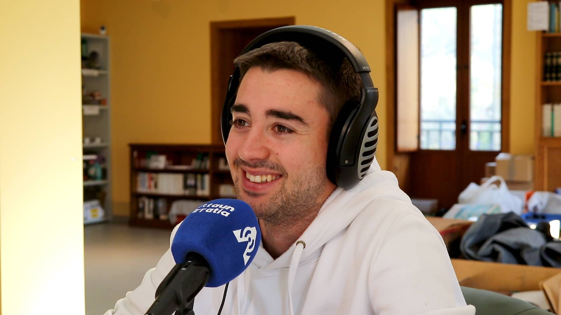 Eneko Gutierrez magoa Ataun Irratiaren estudioan 20241214