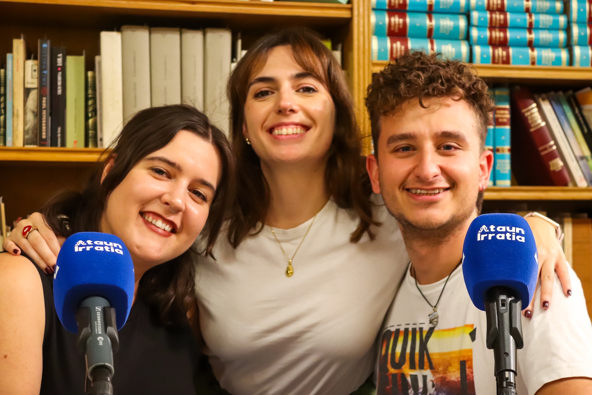Igone Gonzalez, Ane Murua eta Julen Iraola Ataun Irratiaren estudioan 20241026