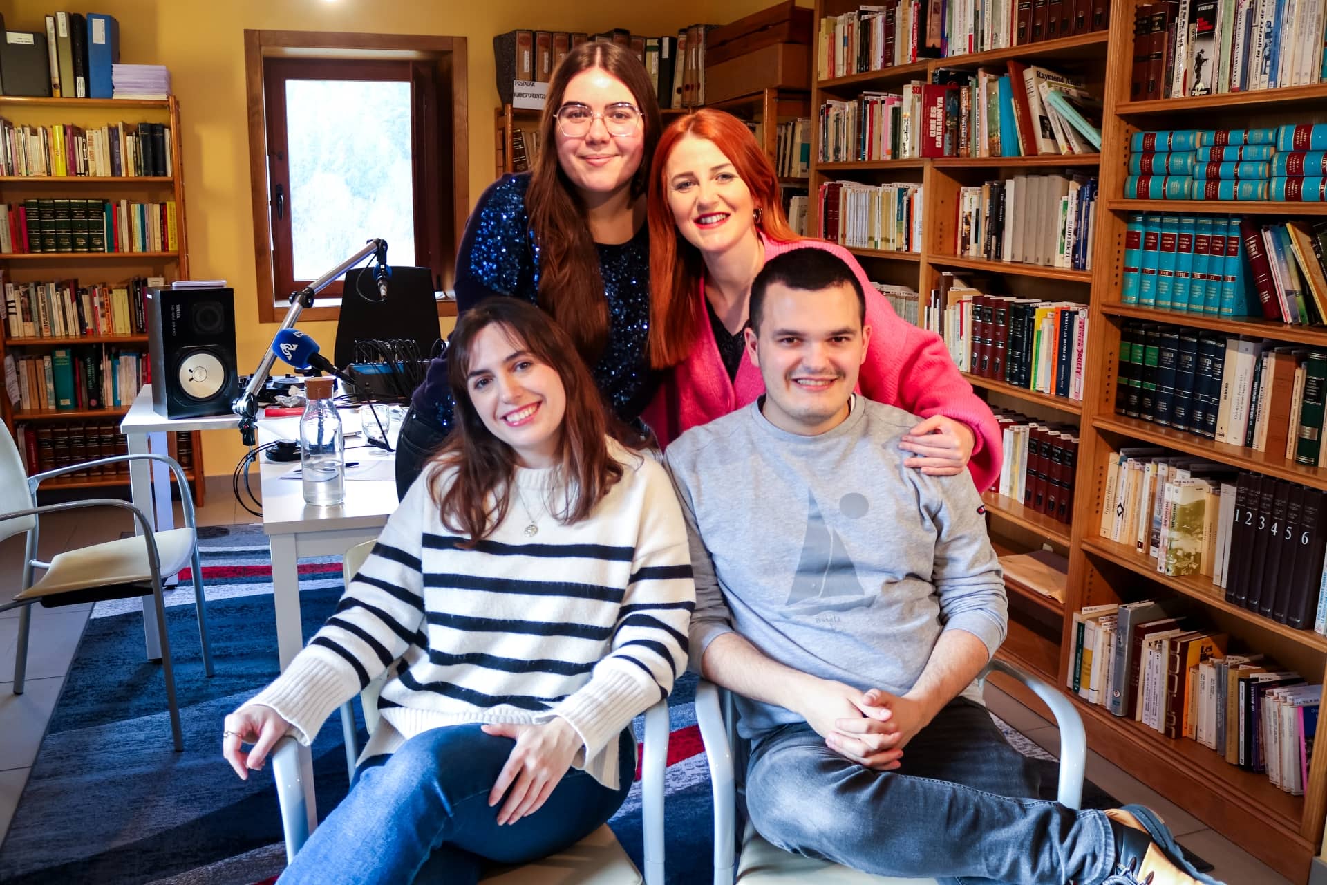 Ioar Aizpurua, Ane Murua, Leire Perlines eta Aloña Erauskin Ataun Irratiaren estudioan 20250118