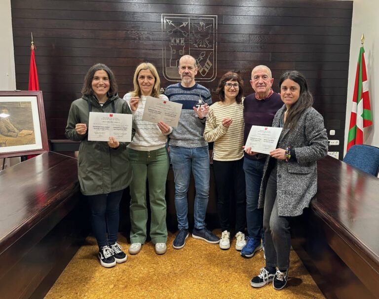 Ataungo bost odol emaileri omenaldia Udaletxeko pleno-aretoan 20250213
