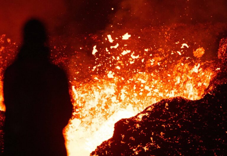 Emakume bat erupzioan dagoen sumendi bati begira 20220816