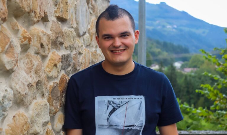 Ioar Aizpurua Ataun Irratiaren egoitzaren kanpoaldean 1 20240927