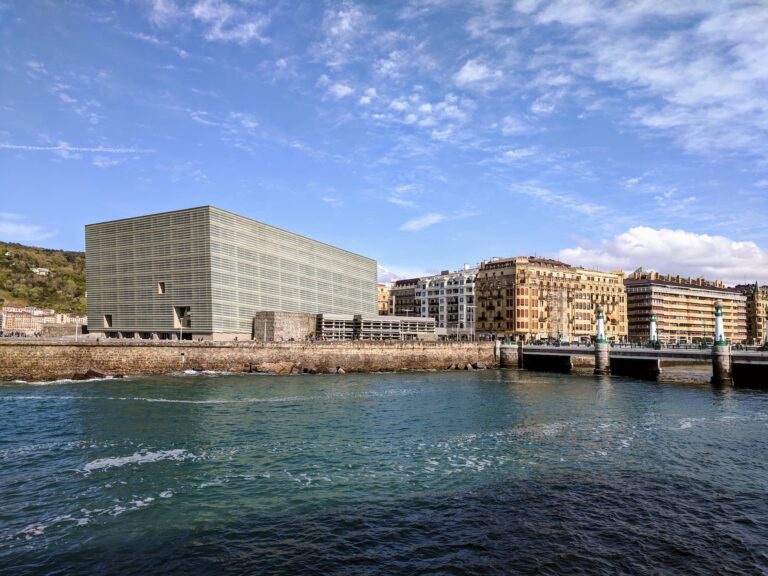 Donostiako Gros auzoko Kursaal aretoa (Rodelar) 20190407