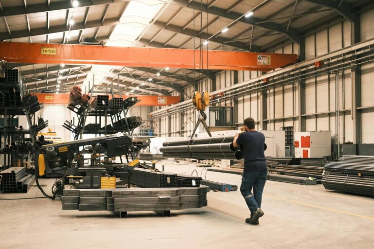 Enpresa batean aluminiozko hodiekin lanean 20241102