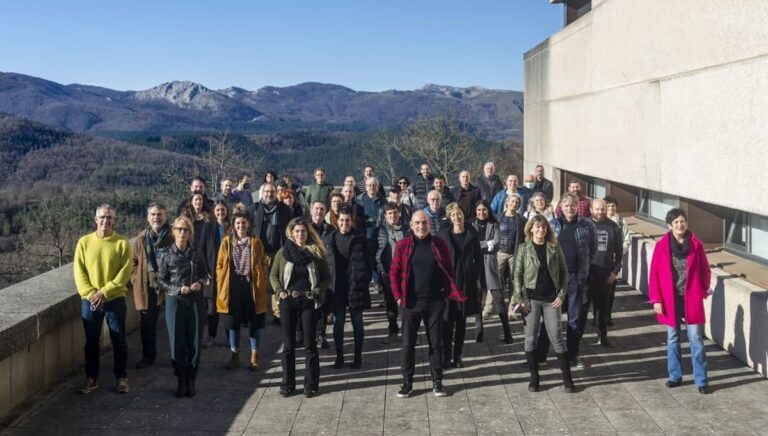 Euskal Herri osoko 100 pertsona erreferentek adierazpen bat irakurri dute Gandiaga Topagunean, Arantzazun (Gure Esku) 20250329