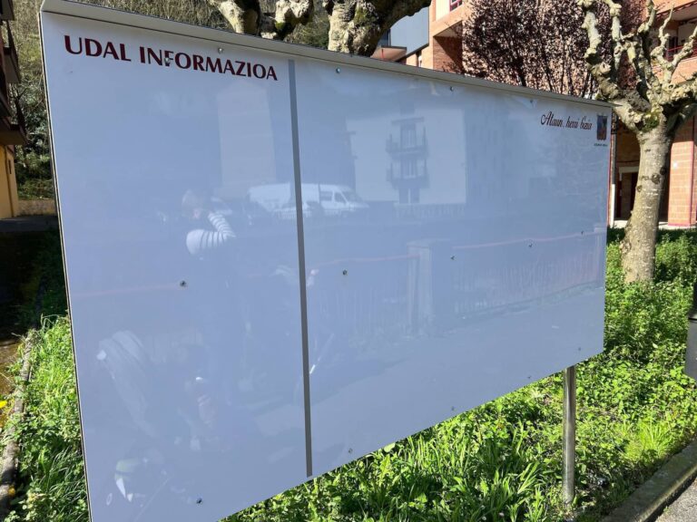 San Martin auzoan jarritako informazio-taula berri bat 20250311