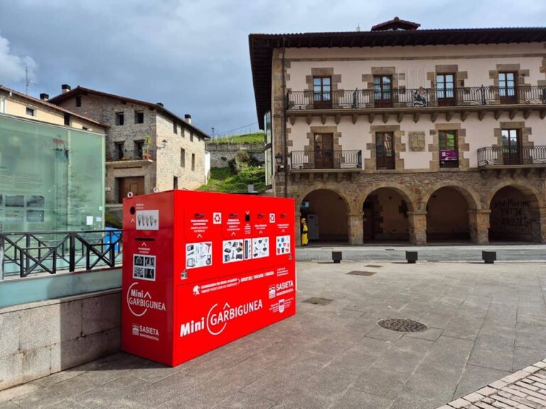 Sasietaren minigarbigunea Ataungo udaletxearen aurrean 20250312