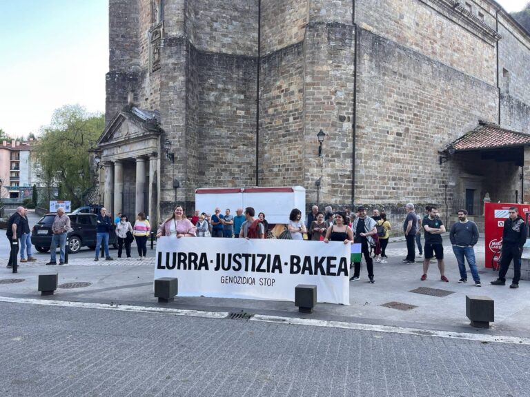 Ataungo Gernika-Palestina taldearen elkarretaratzea San Martin auzoko plazan 20250408