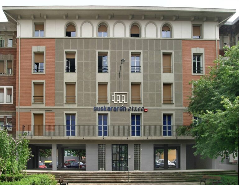 Bilboko Euskararen etxea, San Inazioko Agoitz plazan (Azkue Fundazioa) 20040906