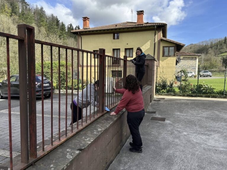 Herritarrak auzolanean Joxemiel Barandiaran Herri Ikastetxearen inguruan 2 20250330