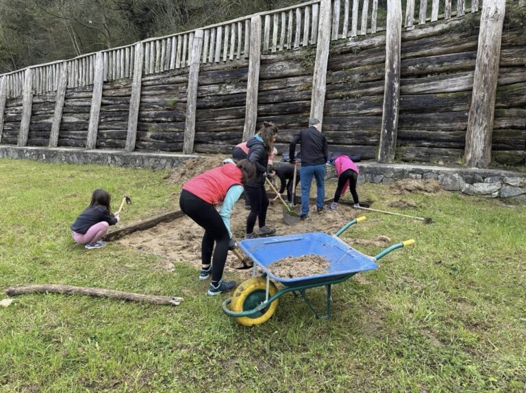 Herritarrak auzolanean Joxemiel Barandiaran Herri Ikastetxearen inguruan 3 20250330