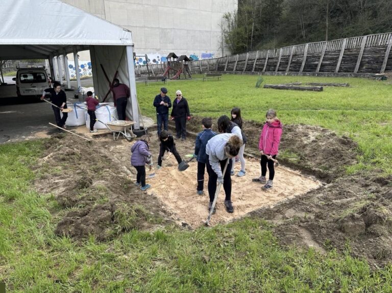 Herritarrak auzolanean Joxemiel Barandiaran Herri Ikastetxearen inguruan 4 20250330