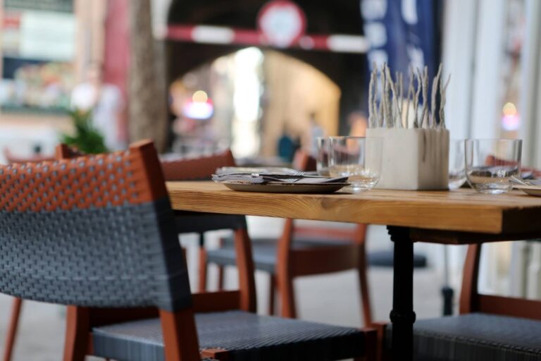 Jatetxe baten kanpoaldeko terraza 20250425