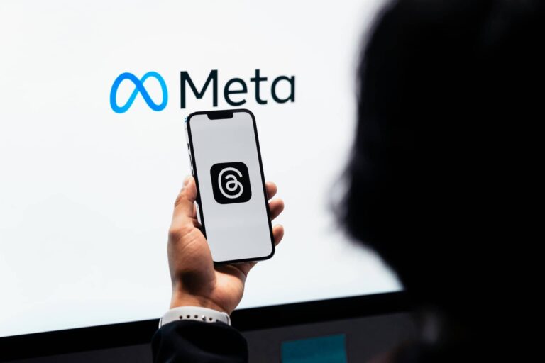 Meta enpresaren logotipoa eta Threads App-aren ikurra mugikorrean 20240424
