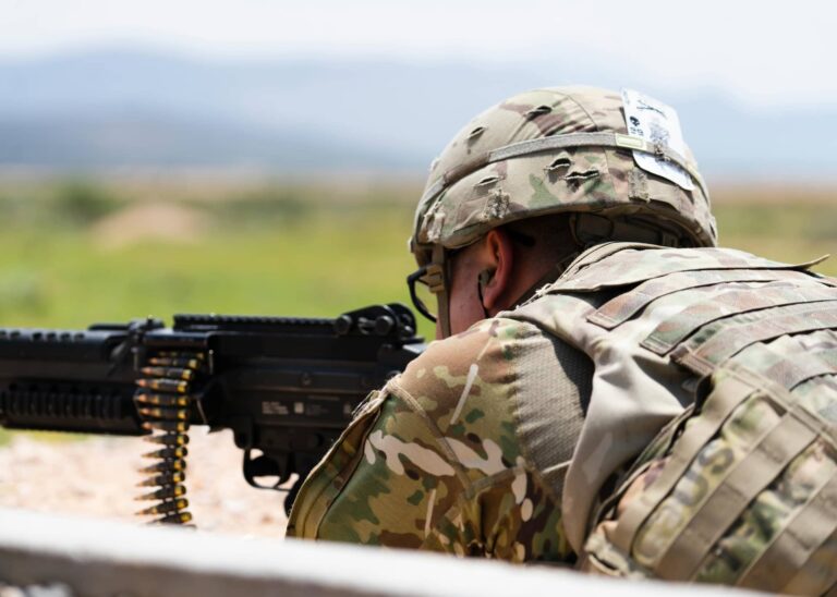 Militar bat arma batekin tiro egiteko prest 20250404