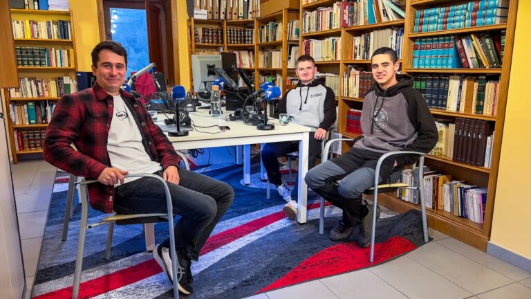 Torto Ataungo Gazte Asanbladako Asier Lasa, Eneko Imaz eta Andoitz Irastorza Ataun Irratiaren estudioan 20250419