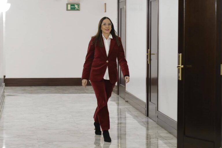 Begoña Pedrosa Eusko Legebiltzarraren korridorean (Irekia) 20241218jpg