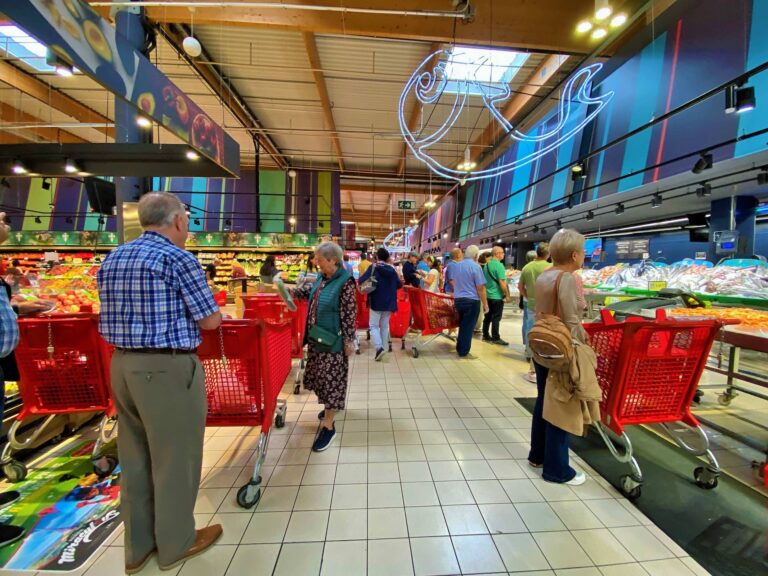 Bezeroak beraien erosketak egiten Eroskiren supermerkatu batean (Eroski) 20230902