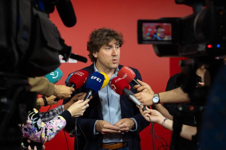 Eneko Andueza prentsako kameren aurrean (PSE-EE PSOE Euskadi) 20240611