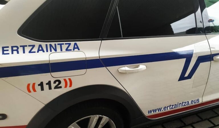 Ertzaintzaren auto bat geldirik 20250512