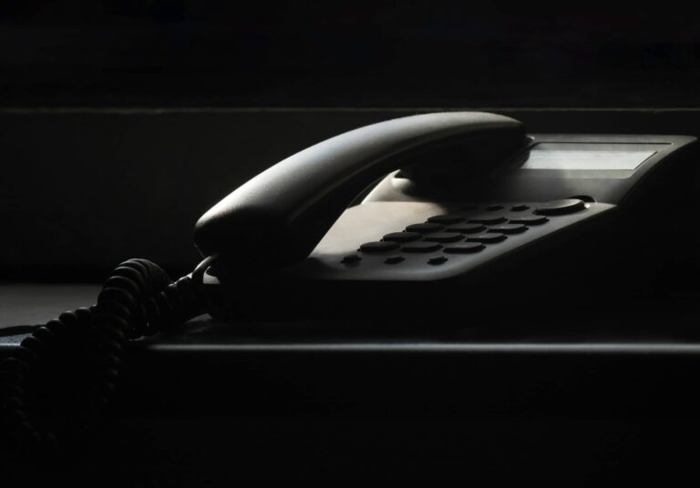 Etxe bateko egonkelako telefono finko bat 20231125