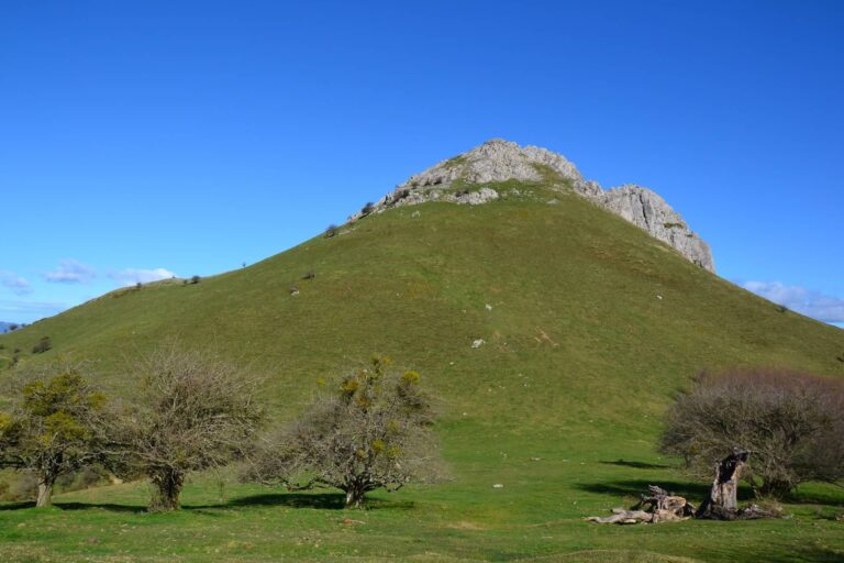 Ausa-Gaztelu mendiaren tontorra, eta barrenean, Errekontako lepoa (Gipuzkoako Parketxe Sarea) 20250602