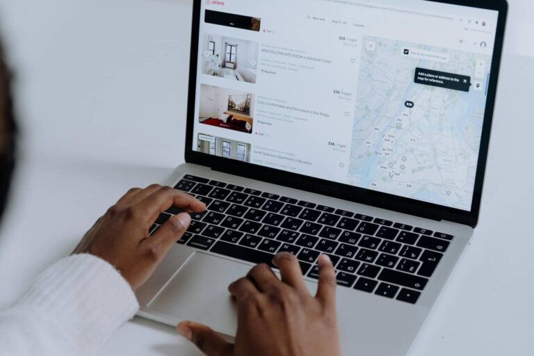 Emakume bat Airbnb plataformak pentsioak begiratzen ordenagailuaren bidez 20250623