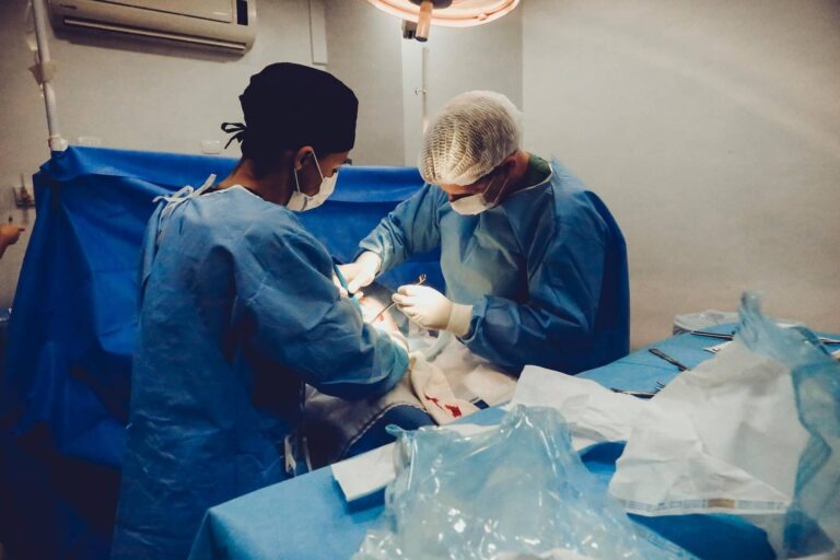 Hospitale batean medikuak ebakuntza bat egiten 20140701