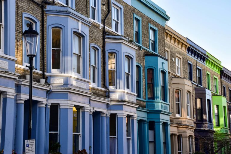 Londreseko Notting Hill auzoko etxeak kolore ezberdinez margotuta 20250620