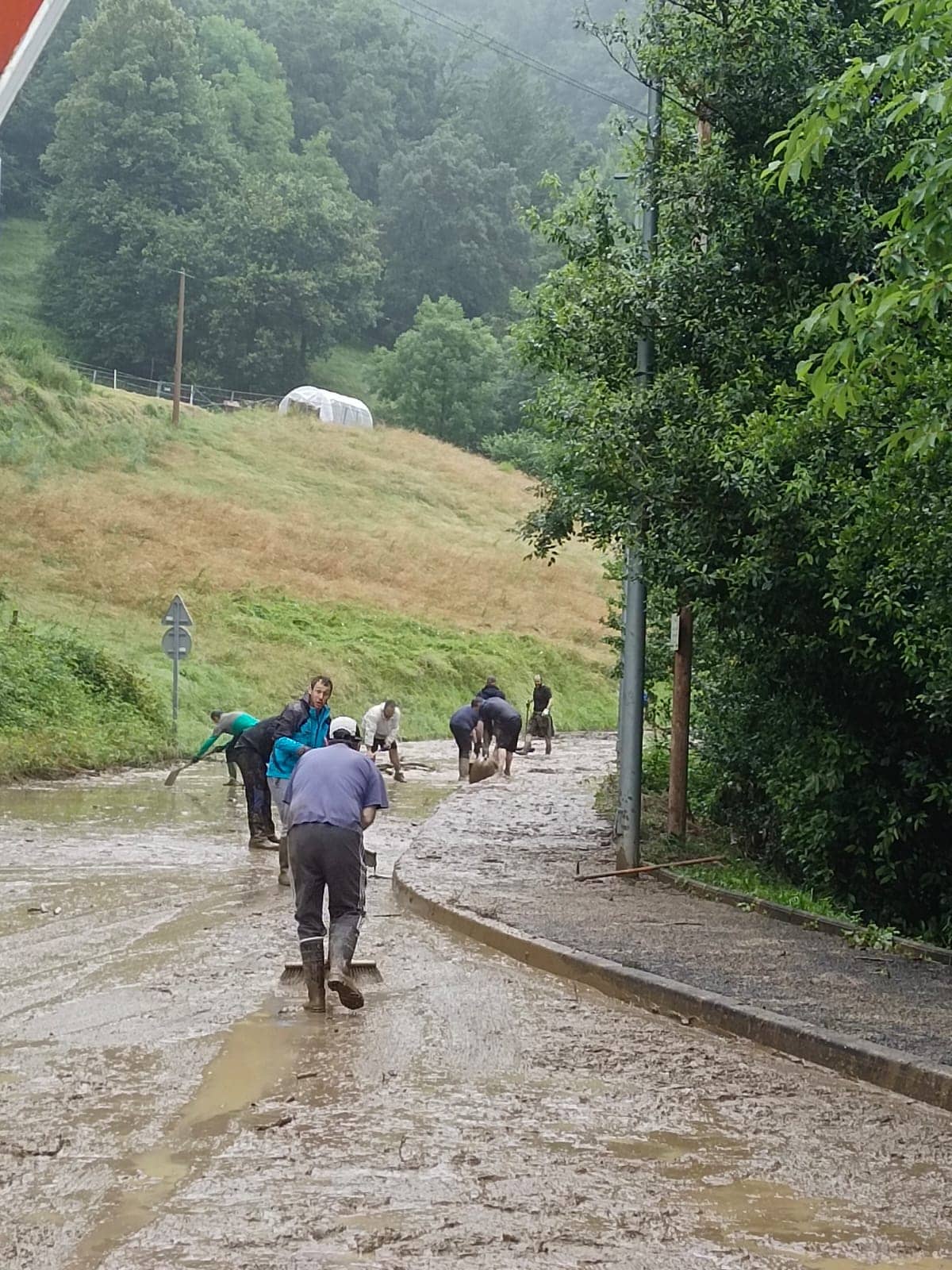 Ostiral iluntzeko euriteek ondorioak utzi dituzte San Martin auzoko zenbait txokotan besteak beste 2 20250614