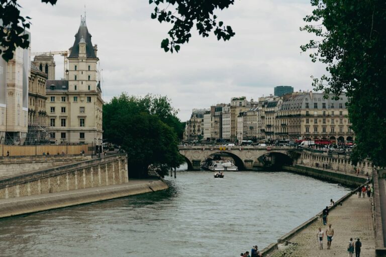 Sena ibaia Paris hiriaren erdigunean 20240809